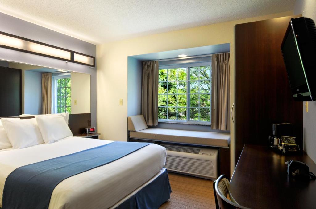 Microtel & Hotel Bath